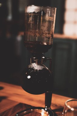 Kahve odasında kahve hazırlayan barista.