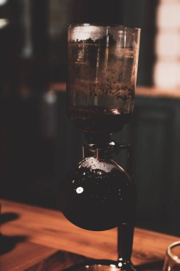 Kahve odasında kahve hazırlayan barista.