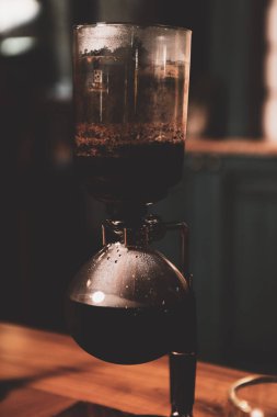 Kahve odasında kahve hazırlayan barista.