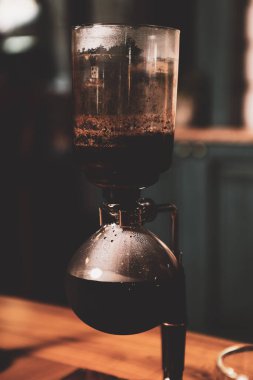 Kahve odasında kahve hazırlayan barista.