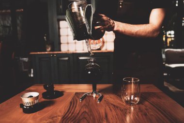 Kahve odasında kahve hazırlayan barista.