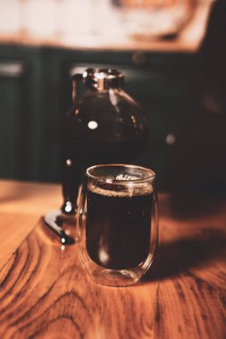 Kahve odasında kahve hazırlayan barista.