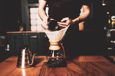 Kahve odasında kahve hazırlayan barista.
