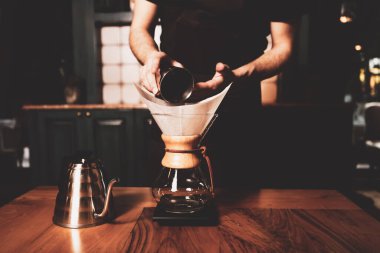 Kahve odasında kahve hazırlayan barista.