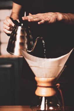 Kahve odasında kahve hazırlayan barista.