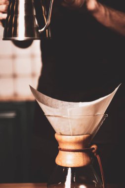 Kahve odasında kahve hazırlayan barista.