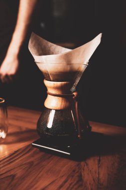 Kahve odasında kahve hazırlayan barista.