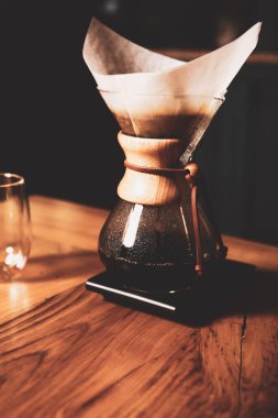 Kahve odasında kahve hazırlayan barista.