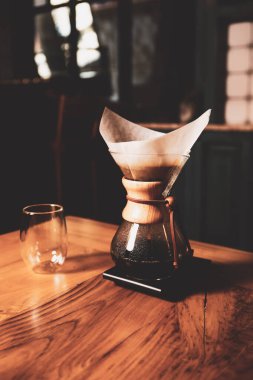 Kahve odasında kahve hazırlayan barista.