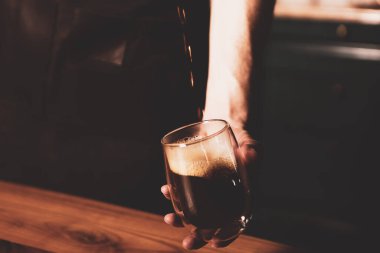 Kahve odasında kahve hazırlayan barista.