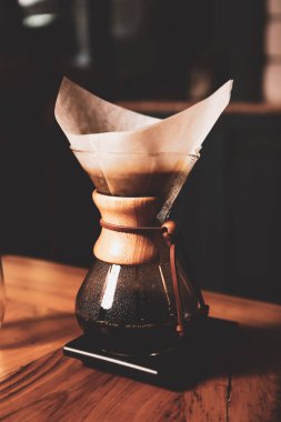 Kahve odasında kahve hazırlayan barista.