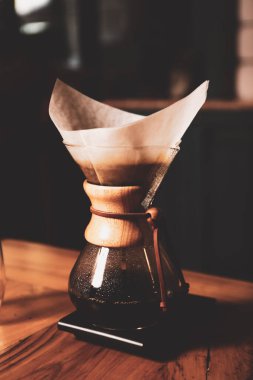 Kahve odasında kahve hazırlayan barista.