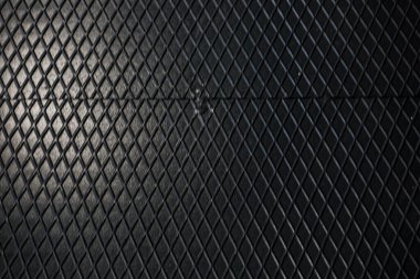 Siyah metal desenli çelik arka plan. Delinmiş metal levha.