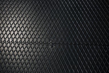 Siyah metal desenli çelik arka plan. Delinmiş metal levha.