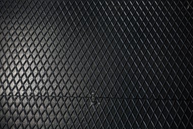 Siyah metal desenli çelik arka plan. Delinmiş metal levha.