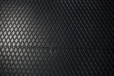 Siyah metal desenli çelik arka plan. Delinmiş metal levha.
