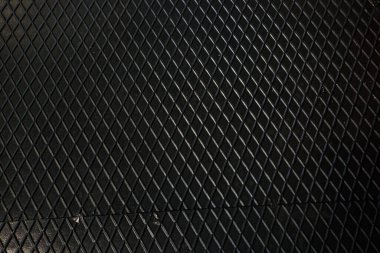 Siyah metal desenli çelik arka plan. Delinmiş metal levha.