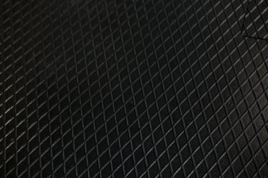 Siyah metal desenli çelik arka plan. Delinmiş metal levha.