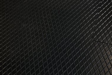 Siyah metal desenli çelik arka plan. Delinmiş metal levha.