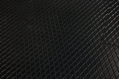 Siyah metal desenli çelik arka plan. Delinmiş metal levha.