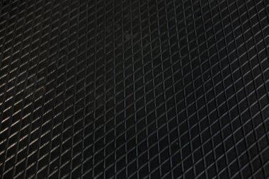 Siyah metal desenli çelik arka plan. Delinmiş metal levha.