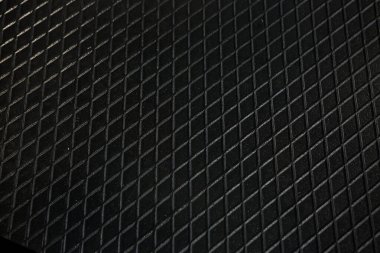 Siyah metal desenli çelik arka plan. Delinmiş metal levha.