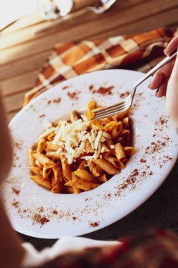 Lezzetli soslu lezzetli klasik İtalyan makarnası..