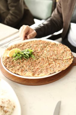 Geleneksel Türkçe fırında pide. Türk pizzası, Orta Doğu aperatifleri. Türk mutfağı. Et ile doldurulmuş çam