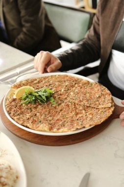 Geleneksel Türkçe fırında pide. Türk pizzası, Orta Doğu aperatifleri. Türk mutfağı. Et ile doldurulmuş çam