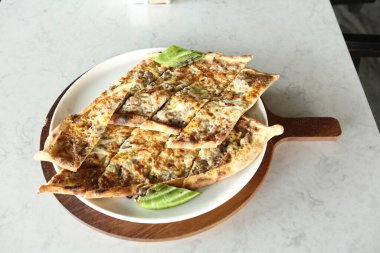 Geleneksel Türkçe fırında pide. Türk pizzası, Orta Doğu aperatifleri. Türk mutfağı. Et ile doldurulmuş çam