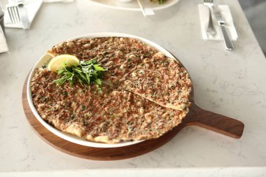 Geleneksel Türkçe fırında pide. Türk pizzası, Orta Doğu aperatifleri. Türk mutfağı. Et ile doldurulmuş çam