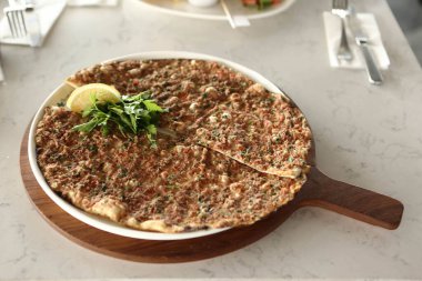 Geleneksel Türkçe fırında pide. Türk pizzası, Orta Doğu aperatifleri. Türk mutfağı. Et ile doldurulmuş çam