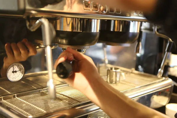 Kahve odasında kahve hazırlayan barista.