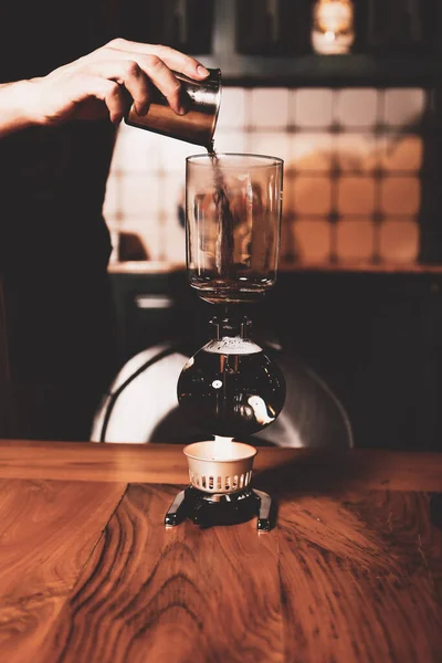 Barista Vaří Kávu Kavárně — Stock fotografie