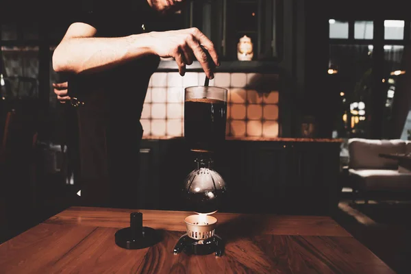 Barista Vaří Kávu Kavárně — Stock fotografie