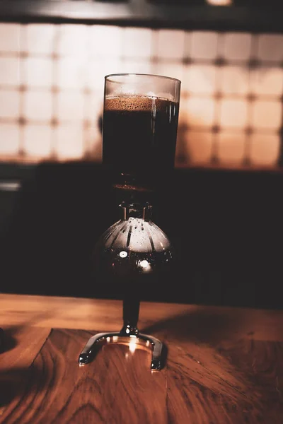 Barista Vaří Kávu Kavárně — Stock fotografie
