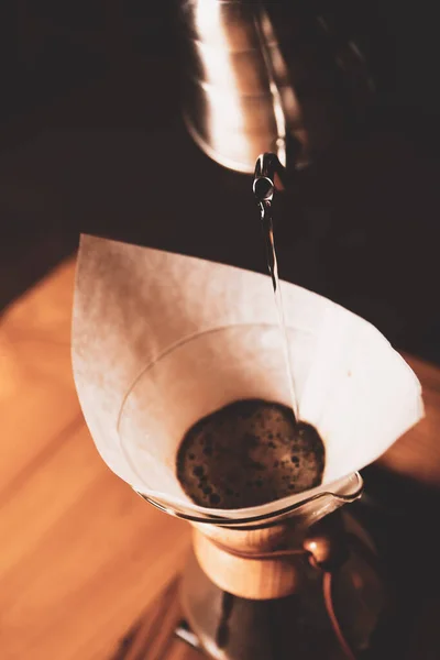 Kahve Odasında Kahve Hazırlayan Barista — Stok fotoğraf