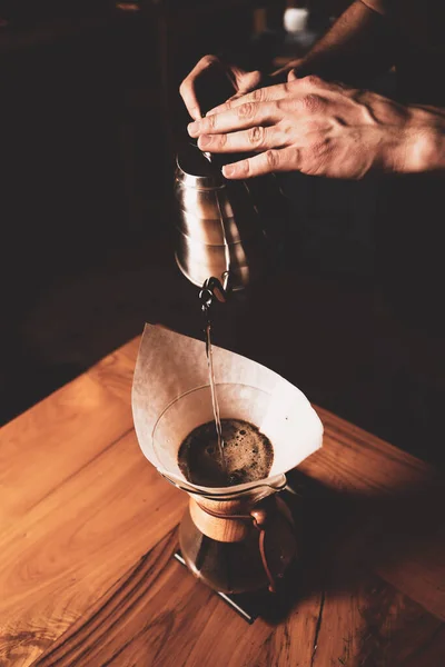 咖啡厅里煮咖啡的咖啡师 — 图库照片