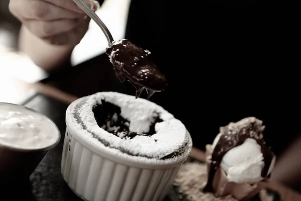 아이스크림과 초콜릿 수플레 — 스톡 사진