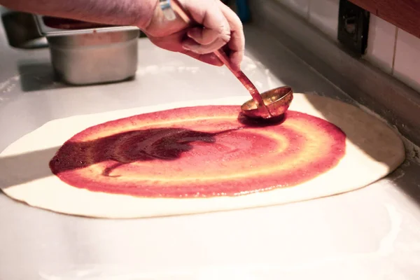 Кухар Піци Поклав Соус Базу Комерційній Кухні — стокове фото