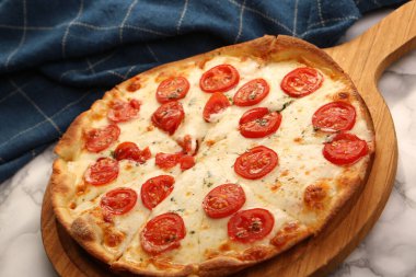 Lezzetli karışık İtalyan pizzası.