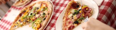 Lezzetli karışık İtalyan pizzası.