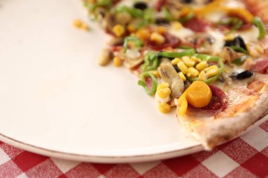 Lezzetli karışık İtalyan pizzası.