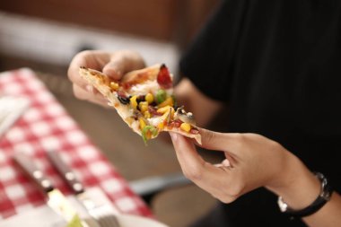 Lezzetli karışık İtalyan pizzası.