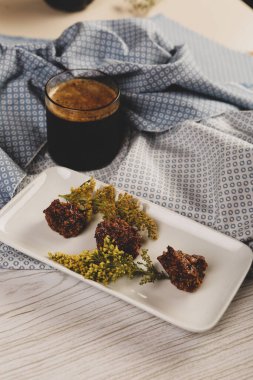 Koyu çikolata parçaları ile tanımlama