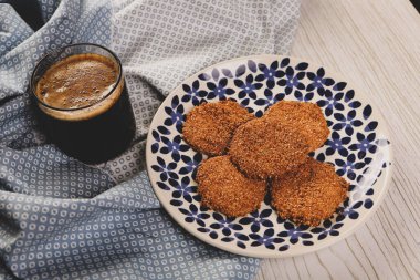 Koyu çikolata parçaları ile tanımlama