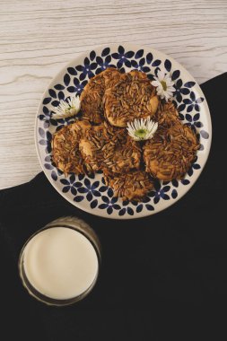 Koyu çikolata parçaları ile tanımlama