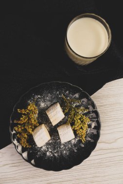 Koyu çikolata parçaları ile tanımlama