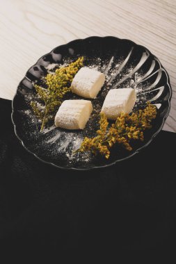 Koyu çikolata parçaları ile tanımlama