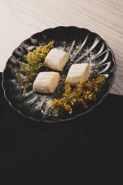 Koyu çikolata parçaları ile tanımlama